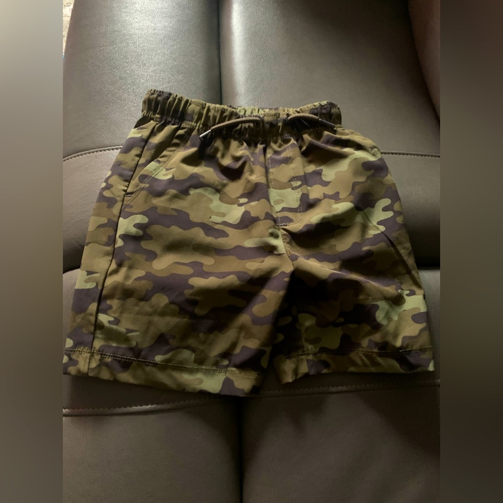 Tommy Bahama  camo  kids shirt size 5-6 in boys. Perfect condition